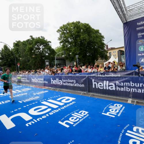 29.06.2025 - hella hamburg halbmarathon Zöllner http://msf.ph/oto/8414030 29.06.2025 10:24:46 Ziel 1241, 2892, 18740 meine-sportfotos.de