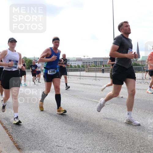 29.06.2025 - hella hamburg halbmarathon Lena Gebhardt http://msf.ph/oto/8414032 29.06.2025 10:17:24 Lombardsbrücke 99, 1298, 10377, 1015, 1083, 1137, 1204, 1298, 1331, 1348, 1356, 1477, 1553, 1795, 2225, 2259, 2305, 2548, 2860, 2908, 3210, 3464, 3466, 3622, 3802, 3803, 4194, 4218, 4852, 5002, 5023, 5390, 5929, 5930, 5995, 6126, 6128, 6254, 6336, 6352, 6520, 6522, 6786, 7011, 7114, 7115, 7257, 7258, 7291, 7345, 7376, 7410, 7413, 7445, 7566, 7647, 7844, 7928, 7945, 8210, 8253, 8263, 8309, 8351, 8433, 8513, 8558, 8895, 8983, 9152, 9259, 9848 meine-sportfotos.de