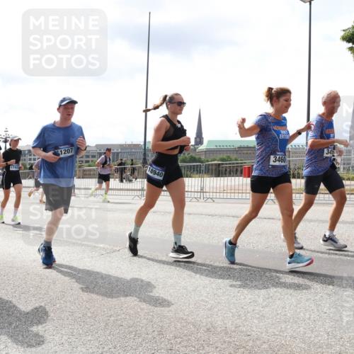 29.06.2025 - hella hamburg halbmarathon Lena Gebhardt http://msf.ph/oto/8414059 29.06.2025 10:42:05 Lombardsbrücke 7955, 17423, 1207, 18940, 34, 3460, 1039, 1150, 1360, 1509, 1624, 1648, 1712, 1752, 2145, 2523, 2974, 3276, 3326, 3459, 3460, 3568, 4329, 4353, 4541, 4735, 4736, 4787, 4885, 4891, 4892, 5419, 5432, 5671, 6136, 6137, 6153, 6320, 6430, 6436, 6450, 6618, 6828, 6837, 6846, 6917, 7357, 7477, 7557, 7955, 7968, 8004, 8014, 8162, 8163, 8300, 8301, 8443, 8459, 8712, 8897, 8908, 9008, 9223, 9370, 9467, 9588, 10027, 10623, 11011 meine-sportfotos.de