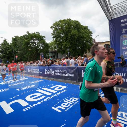 29.06.2025 - hella hamburg halbmarathon Zöllner http://msf.ph/oto/8414062 29.06.2025 10:48:08 Ziel 1086, 4324, 4601, 4711, 6377, 9544, 9626, 9638, 12706, 12724, 12747, 12808, 13570, 16094, 16149, 16269, 18206, 18922 meine-sportfotos.de
