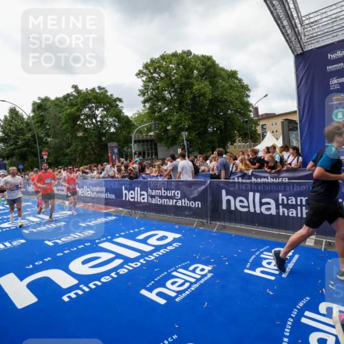 29.06.2025 - hella hamburg halbmarathon Zöllner http://msf.ph/oto/8414070 29.06.2025 10:48:08 Ziel 1086, 4324, 4601, 4711, 6377, 9544, 9626, 9638, 12706, 12724, 12747, 12808, 13570, 16094, 16149, 16269, 18206, 18922 meine-sportfotos.de