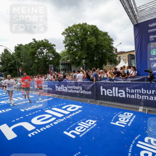 29.06.2025 - hella hamburg halbmarathon Zöllner http://msf.ph/oto/8414077 29.06.2025 10:48:09 Ziel 1086, 1914, 4324, 4601, 4711, 6377, 9544, 9626, 9638, 12706, 12724, 12747, 12808, 13570, 14192, 15973, 16094, 16149, 16269 meine-sportfotos.de