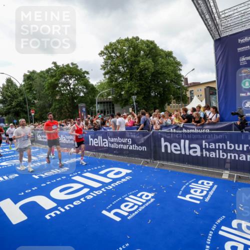 29.06.2025 - hella hamburg halbmarathon Zöllner http://msf.ph/oto/8414084 29.06.2025 10:48:09 Ziel 1086, 1914, 4324, 4601, 4711, 6377, 9544, 9626, 9638, 12706, 12724, 12747, 12808, 13570, 14192, 15973, 16094, 16149, 16269 meine-sportfotos.de