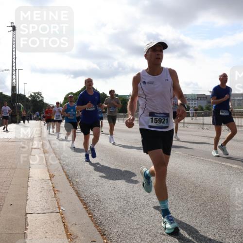 29.06.2025 - hella hamburg halbmarathon Lena Gebhardt http://msf.ph/oto/8414087 29.06.2025 09:50:41 Lombardsbrücke 0064, 15623, 15921, 16301, 1209, 1358, 1441, 1688, 1697, 1700, 1882, 2546, 2568, 2675, 2719, 2826, 3056, 3332, 3626, 3947, 4205, 4229, 4380, 4398, 4823, 4893, 5026, 5436, 5472, 5506, 5508, 5745, 5752, 5791, 5803, 5916, 6080, 6429, 6458, 6529, 6639, 6649, 6686, 6687, 7026, 7110, 8091, 8450, 8574, 8958, 9017, 9116, 9302, 9365, 10064, 10218, 10783, 10922, 11281, 11284, 11305, 11379, 11767, 12292, 12895, 13725 meine-sportfotos.de