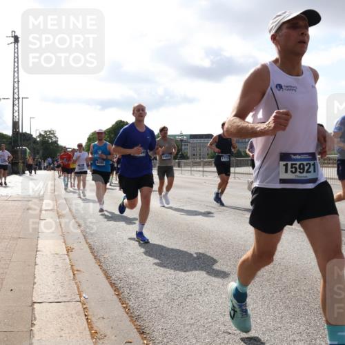 29.06.2025 - hella hamburg halbmarathon Lena Gebhardt http://msf.ph/oto/8414108 29.06.2025 09:50:42 Lombardsbrücke 15623, 1772, 6080, 15921, 16301, 1209, 1358, 1441, 1688, 1697, 1700, 1882, 2546, 2568, 2675, 2719, 2826, 3056, 3332, 3626, 3947, 4205, 4229, 4380, 4398, 4823, 4893, 5026, 5436, 5472, 5506, 5508, 5745, 5752, 5791, 5803, 5916, 6080, 6429, 6458, 6529, 6639, 6649, 6686, 6687, 7026, 7110, 8091, 8450, 8574, 8958, 9017, 9116, 9302, 9365, 10064, 10218, 10783, 10922, 11281, 11284, 11305, 11379, 11767, 12292, 12895, 13725 meine-sportfotos.de