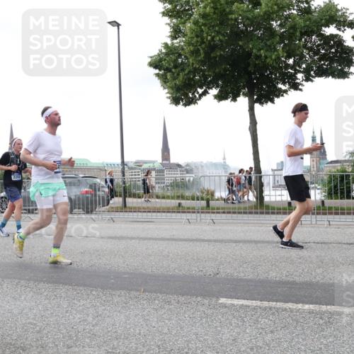 29.06.2025 - hella hamburg halbmarathon Lena Gebhardt http://msf.ph/oto/8414124 29.06.2025 10:51:23 Lombardsbrücke 2202, 1203, 1208, 1404, 1478, 1617, 1997, 2202, 2308, 2358, 2380, 2484, 2485, 2593, 2736, 2778, 2859, 3934, 4156, 4652, 4713, 4748, 4808, 4878, 4920, 5286, 5289, 5291, 5357, 5394, 5530, 5716, 5717, 6007, 6091, 6885, 6945, 6954, 6961, 7012, 7141, 7769, 7770, 7771, 7825, 7841, 7871, 7992, 8040, 8125, 8399, 8410, 8672, 9166, 9167, 9340, 9462, 9582, 9583, 9763, 10496, 10552, 11034, 11052, 11252, 11268, 11575 meine-sportfotos.de