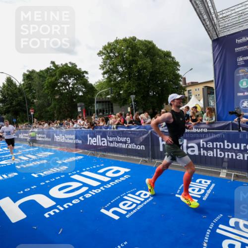 29.06.2025 - hella hamburg halbmarathon Zöllner http://msf.ph/oto/8414126 29.06.2025 10:24:53 Ziel 1241, 1271, 7142, 11678, 13872, 14836, 16361, 17752, 18740 meine-sportfotos.de