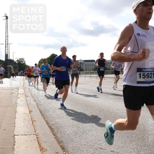 29.06.2025 - hella hamburg halbmarathon Lena Gebhardt http://msf.ph/oto/8414130 29.06.2025 09:50:42 Lombardsbrücke 60, 064, 15623, 17726, 17623, 15921, 1209, 1358, 1441, 1688, 1697, 1700, 1882, 2546, 2568, 2675, 2719, 2826, 3056, 3332, 3626, 3947, 4205, 4229, 4380, 4398, 4823, 4893, 5026, 5436, 5472, 5506, 5508, 5745, 5752, 5791, 5803, 5916, 6080, 6429, 6458, 6529, 6639, 6649, 6686, 6687, 7026, 7110, 8091, 8450, 8574, 8958, 9017, 9116, 9302, 9365, 10064, 10218, 10783, 10922, 11281, 11284, 11305, 11379, 11767, 12292, 12895, 13725 meine-sportfotos.de