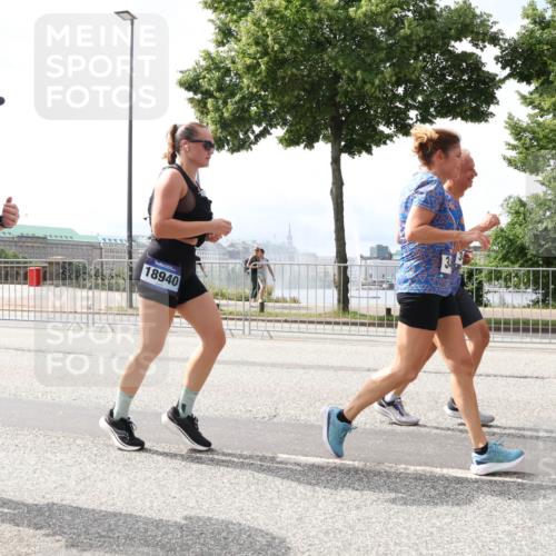 29.06.2025 - hella hamburg halbmarathon Lena Gebhardt http://msf.ph/oto/8414132 29.06.2025 10:42:06 Lombardsbrücke 1207, 18940, 1039, 1150, 1360, 1509, 1624, 1648, 1712, 1752, 2145, 2523, 2974, 3276, 3326, 3459, 3460, 3568, 4329, 4353, 4541, 4735, 4736, 4787, 4885, 4891, 4892, 5419, 5432, 5671, 5810, 6136, 6137, 6153, 6320, 6430, 6436, 6450, 6618, 6828, 6837, 6846, 6917, 7260, 7357, 7477, 7557, 7955, 7968, 8004, 8014, 8162, 8163, 8300, 8301, 8443, 8459, 8712, 8897, 8908, 9008, 9223, 9370, 9467, 9588, 10027, 10623 meine-sportfotos.de