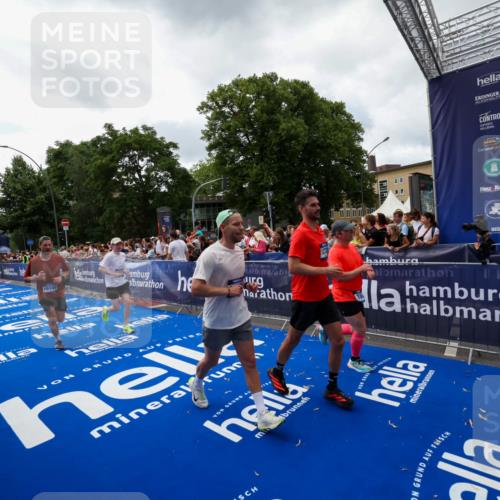29.06.2025 - hella hamburg halbmarathon Zöllner http://msf.ph/oto/8414133 29.06.2025 10:48:11 Ziel 1086, 1914, 4324, 4711, 9544, 9626, 9638, 12685, 12706, 12724, 12747, 13570, 14192, 14814, 15590, 15973, 15981, 16094, 16149, 16269 meine-sportfotos.de