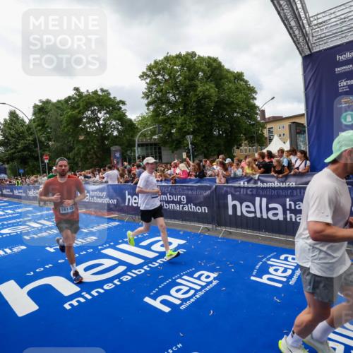 29.06.2025 - hella hamburg halbmarathon Zöllner http://msf.ph/oto/8414149 29.06.2025 10:48:11 Ziel 1086, 1914, 4324, 4711, 9544, 9626, 9638, 12685, 12706, 12724, 12747, 13570, 14192, 14814, 15590, 15973, 15981, 16094, 16149, 16269 meine-sportfotos.de