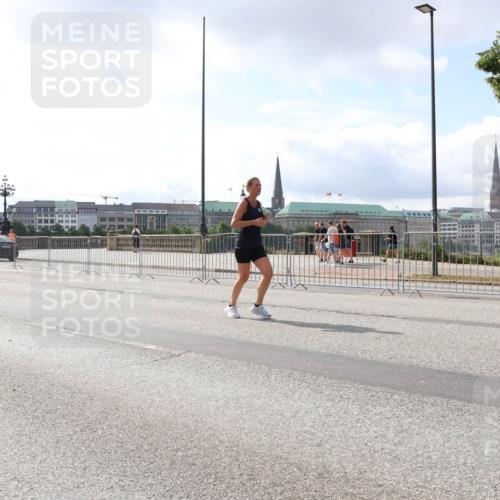 29.06.2025 - hella hamburg halbmarathon Lena Gebhardt http://msf.ph/oto/8414151 29.06.2025 10:04:52 Lombardsbrücke 1126, 1213, 1316, 1347, 1377, 1559, 1674, 2011, 2424, 2463, 2628, 2698, 2852, 3071, 3413, 3994, 4146, 4293, 4394, 4538, 4951, 5869, 6311, 6907, 6908, 7302, 7826, 8049, 8089, 8999, 9007, 9019, 9489, 10100, 10213, 10709, 10834, 10962, 11088, 11551, 11595, 12125, 12924, 13242, 13327, 13533, 13625, 13717, 15532, 16128, 16134, 16145, 16357, 16579, 16753, 16989, 16995, 17112, 17113, 17434, 17707, 17814, 17818, 18189 meine-sportfotos.de
