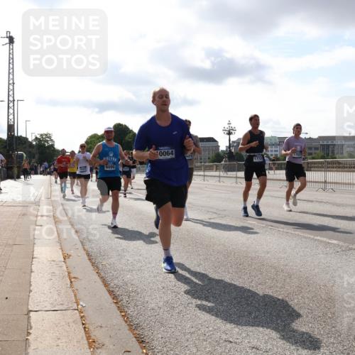 29.06.2025 - hella hamburg halbmarathon Lena Gebhardt http://msf.ph/oto/8414154 29.06.2025 09:50:42 Lombardsbrücke 6080, 1487, 0064, 1772, 17623, 1209, 1358, 1441, 1688, 1697, 1700, 1882, 2546, 2568, 2675, 2719, 2826, 3056, 3332, 3626, 3947, 4205, 4229, 4380, 4398, 4823, 4893, 5026, 5436, 5472, 5506, 5508, 5745, 5752, 5791, 5803, 5916, 6080, 6429, 6458, 6529, 6639, 6649, 6686, 6687, 7026, 7110, 8091, 8450, 8574, 8958, 9017, 9116, 9302, 9365, 10064, 10218, 10783, 10922, 11281, 11284, 11305, 11379, 11767, 12292, 12895, 13725 meine-sportfotos.de