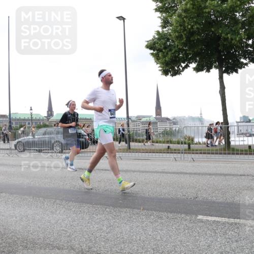 29.06.2025 - hella hamburg halbmarathon Lena Gebhardt http://msf.ph/oto/8414156 29.06.2025 10:51:23 Lombardsbrücke 2202, 8410, 1203, 1208, 1404, 1478, 1617, 1997, 2202, 2308, 2358, 2380, 2484, 2485, 2593, 2736, 2778, 2859, 3934, 4156, 4652, 4713, 4748, 4808, 4878, 4920, 5286, 5289, 5291, 5357, 5394, 5530, 5716, 5717, 6007, 6091, 6885, 6945, 6954, 6961, 7012, 7141, 7769, 7770, 7771, 7825, 7841, 7871, 7992, 8040, 8125, 8399, 8410, 8672, 9166, 9167, 9340, 9462, 9582, 9583, 9763, 10496, 10552, 11034, 11052, 11252, 11268, 11575 meine-sportfotos.de