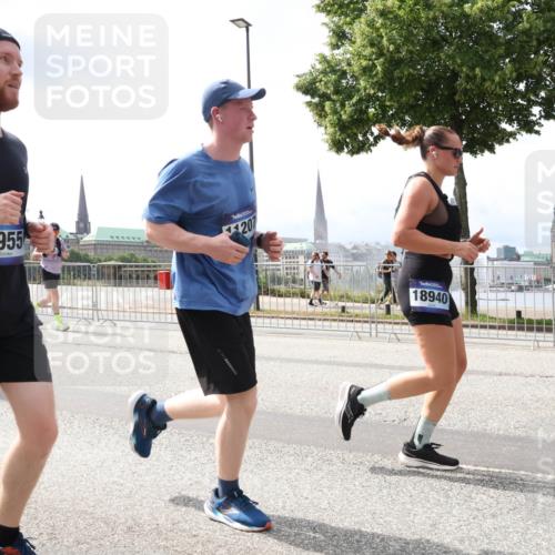 29.06.2025 - hella hamburg halbmarathon Lena Gebhardt http://msf.ph/oto/8414160 29.06.2025 10:42:06 Lombardsbrücke 17423, 7955, 1207, 18940, 1039, 1150, 1360, 1509, 1624, 1648, 1712, 1752, 2145, 2523, 2974, 3276, 3326, 3459, 3460, 3568, 4329, 4353, 4541, 4735, 4736, 4787, 4885, 4891, 4892, 5419, 5432, 5671, 5810, 6136, 6137, 6153, 6320, 6430, 6436, 6450, 6618, 6828, 6837, 6846, 6917, 7260, 7357, 7477, 7557, 7955, 7968, 8004, 8014, 8162, 8163, 8300, 8301, 8443, 8459, 8712, 8897, 8908, 9008, 9223, 9370, 9467, 9588, 10027, 10623 meine-sportfotos.de
