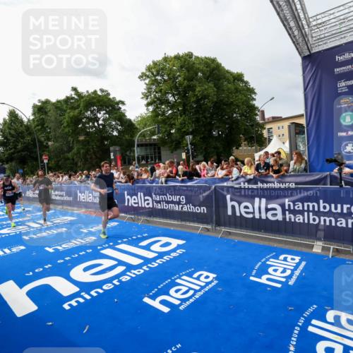 29.06.2025 - hella hamburg halbmarathon Zöllner http://msf.ph/oto/8414165 29.06.2025 10:24:56 Ziel 1271, 7142, 10867, 11678, 13872, 14836, 16361, 17752 meine-sportfotos.de