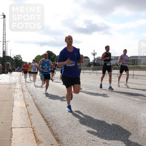 29.06.2025 - hella hamburg halbmarathon Lena Gebhardt http://msf.ph/oto/8414178 29.06.2025 09:50:42 Lombardsbrücke 6080, 064, 5023, 1772, 17623, 1209, 1358, 1441, 1688, 1697, 1700, 1882, 2546, 2568, 2675, 2719, 2826, 3056, 3332, 3626, 3947, 4205, 4229, 4380, 4398, 4823, 4893, 5026, 5436, 5472, 5506, 5508, 5745, 5752, 5791, 5803, 5916, 6080, 6429, 6458, 6529, 6639, 6649, 6686, 6687, 7026, 7110, 8091, 8450, 8574, 8958, 9017, 9116, 9302, 9365, 10064, 10218, 10783, 10922, 11281, 11284, 11305, 11379, 11767, 12292, 12895, 13725 meine-sportfotos.de