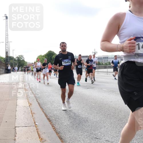 29.06.2025 - hella hamburg halbmarathon Lena Gebhardt http://msf.ph/oto/8414179 29.06.2025 10:17:25 Lombardsbrücke 7945, 2860, 14199, 1298, 1015, 1083, 1137, 1204, 1274, 1298, 1331, 1348, 1356, 1458, 1477, 1553, 1795, 2225, 2259, 2305, 2548, 2860, 2908, 3210, 3464, 3466, 3622, 3802, 3803, 4194, 4218, 4852, 5002, 5023, 5390, 5929, 5930, 5995, 6126, 6128, 6254, 6336, 6352, 6520, 6522, 6786, 7011, 7114, 7115, 7257, 7258, 7291, 7345, 7376, 7410, 7413, 7445, 7566, 7647, 7844, 7928, 7945, 8144, 8210, 8253, 8263, 8309, 8351, 8433, 8513, 8558, 8895, 8983, 9152, 9259, 9848 meine-sportfotos.de