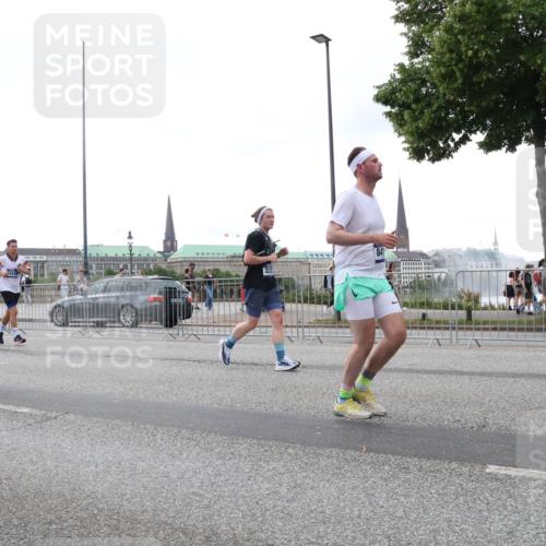 29.06.2025 - hella hamburg halbmarathon Lena Gebhardt http://msf.ph/oto/8414186 29.06.2025 10:51:23 Lombardsbrücke 3934, 841, 1203, 1208, 1404, 1478, 1617, 1997, 2202, 2308, 2358, 2380, 2484, 2485, 2593, 2736, 2778, 2859, 3934, 4156, 4652, 4713, 4748, 4808, 4878, 4920, 5286, 5289, 5291, 5357, 5394, 5530, 5716, 5717, 6007, 6091, 6885, 6945, 6954, 6961, 7012, 7141, 7769, 7770, 7771, 7825, 7841, 7871, 7992, 8040, 8125, 8399, 8410, 8672, 9166, 9167, 9340, 9462, 9582, 9583, 9763, 10496, 10552, 11034, 11052, 11252, 11268, 11575 meine-sportfotos.de