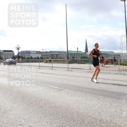 29.06.2025 - hella hamburg halbmarathon Lena Gebhardt http://msf.ph/oto/8414209 29.06.2025 10:04:52 Lombardsbrücke 1126, 1213, 1316, 1347, 1377, 1559, 1674, 2011, 2424, 2463, 2628, 2698, 2852, 3071, 3413, 3994, 4146, 4293, 4394, 4538, 4951, 5869, 6311, 6907, 6908, 7302, 7826, 8049, 8089, 8999, 9007, 9019, 9489, 10100, 10213, 10709, 10834, 10962, 11088, 11551, 11595, 12125, 12924, 13242, 13327, 13533, 13625, 13717, 15532, 16128, 16134, 16145, 16357, 16579, 16753, 16989, 16995, 17112, 17113, 17434, 17707, 17814, 17818, 18189 meine-sportfotos.de