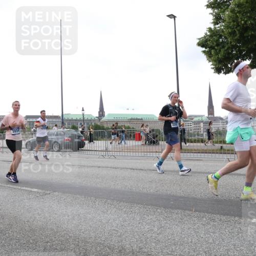 29.06.2025 - hella hamburg halbmarathon Lena Gebhardt http://msf.ph/oto/8414213 29.06.2025 10:51:23 Lombardsbrücke 18092, 3934, 2202, 1203, 1208, 1404, 1478, 1617, 1997, 2202, 2308, 2358, 2380, 2484, 2485, 2593, 2736, 2778, 2859, 3934, 4156, 4652, 4713, 4748, 4808, 4878, 4920, 5286, 5289, 5291, 5357, 5394, 5530, 5716, 5717, 6007, 6091, 6885, 6945, 6954, 6961, 7012, 7141, 7769, 7770, 7771, 7825, 7841, 7871, 7992, 8040, 8125, 8399, 8410, 8672, 9166, 9167, 9340, 9462, 9582, 9583, 9763, 10496, 10552, 11034, 11052, 11252, 11268, 11575 meine-sportfotos.de
