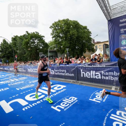 29.06.2025 - hella hamburg halbmarathon Zöllner http://msf.ph/oto/8414229 29.06.2025 10:24:57 Ziel 1271, 7142, 10867, 11678, 13872, 14836, 16361, 17752 meine-sportfotos.de