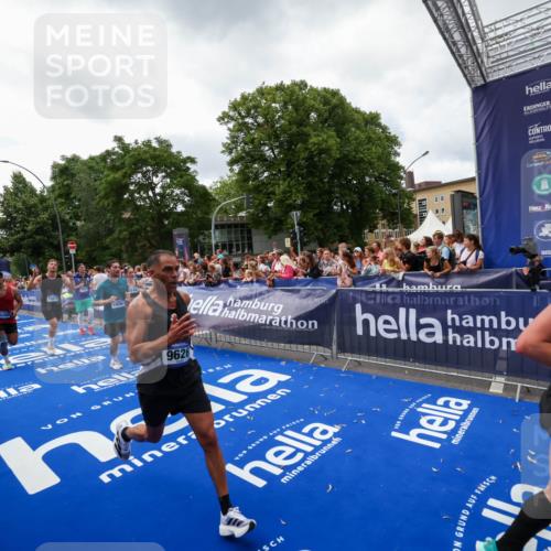29.06.2025 - hella hamburg halbmarathon Zöllner http://msf.ph/oto/8414240 29.06.2025 10:48:15 Ziel 1914, 4711, 7599, 8916, 9544, 9626, 11211, 12685, 14192, 14797, 14814, 15590, 15629, 15973, 15981, 16094, 16269, 19127 meine-sportfotos.de