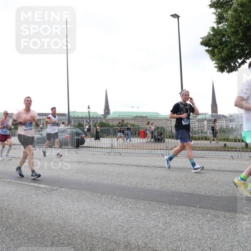 29.06.2025 - hella hamburg halbmarathon Lena Gebhardt http://msf.ph/oto/8414243 29.06.2025 10:51:23 Lombardsbrücke 8092, 3934, 2202, 1203, 1208, 1404, 1478, 1617, 1997, 2202, 2308, 2358, 2380, 2484, 2485, 2593, 2736, 2778, 2859, 3934, 4156, 4652, 4713, 4748, 4808, 4878, 4920, 5286, 5289, 5291, 5357, 5394, 5530, 5716, 5717, 6007, 6091, 6885, 6945, 6954, 6961, 7012, 7141, 7769, 7770, 7771, 7825, 7841, 7871, 7992, 8040, 8125, 8399, 8410, 8672, 9166, 9167, 9340, 9462, 9582, 9583, 9763, 10496, 10552, 11034, 11052, 11252, 11268, 11575 meine-sportfotos.de