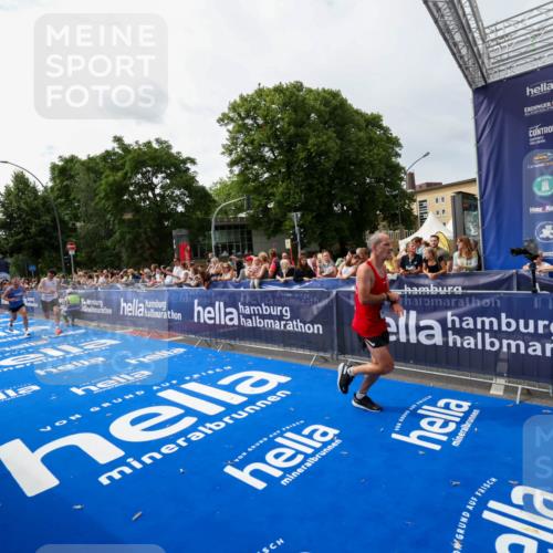 29.06.2025 - hella hamburg halbmarathon Zöllner http://msf.ph/oto/8414275 29.06.2025 10:24:59 Ziel 10867, 14836, 16361, 17752 meine-sportfotos.de