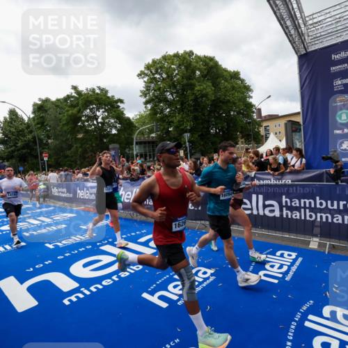 29.06.2025 - hella hamburg halbmarathon Zöllner http://msf.ph/oto/8414277 29.06.2025 10:48:16 Ziel 1914, 7599, 8916, 9544, 9626, 11211, 12685, 14192, 14797, 14814, 15590, 15629, 15973, 15981, 16094, 16269, 18963, 19127 meine-sportfotos.de