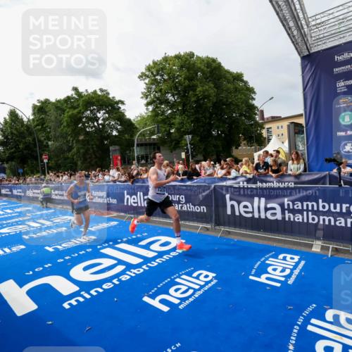 29.06.2025 - hella hamburg halbmarathon Zöllner http://msf.ph/oto/8414284 29.06.2025 10:25:01 Ziel 2483, 10867, 14836, 17752 meine-sportfotos.de