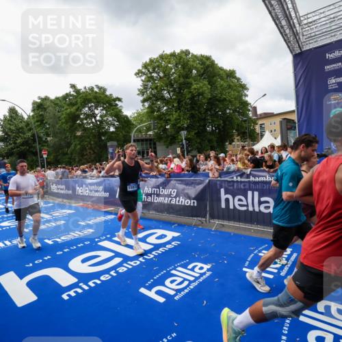 29.06.2025 - hella hamburg halbmarathon Zöllner http://msf.ph/oto/8414285 29.06.2025 10:48:16 Ziel 1914, 7599, 8916, 9544, 9626, 11211, 12685, 14192, 14797, 14814, 15590, 15629, 15973, 15981, 16094, 16269, 18963, 19127 meine-sportfotos.de