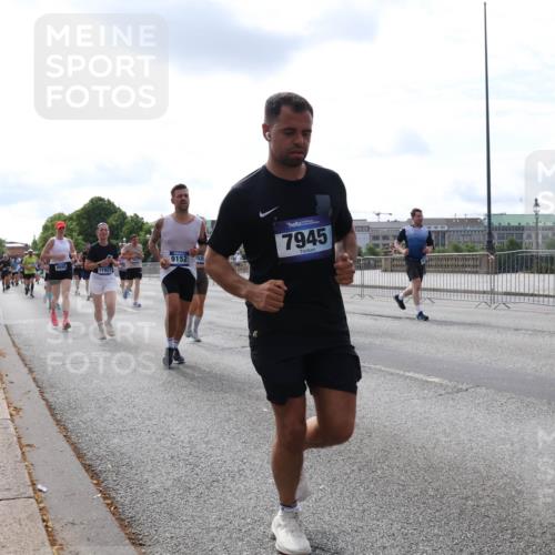 29.06.2025 - hella hamburg halbmarathon Lena Gebhardt http://msf.ph/oto/8414296 29.06.2025 10:17:25 Lombardsbrücke 17927, 9152, 152, 7945, 7410, 1015, 1083, 1137, 1204, 1274, 1298, 1331, 1348, 1356, 1458, 1477, 1553, 1795, 2225, 2259, 2305, 2548, 2860, 2908, 3210, 3464, 3466, 3622, 3802, 3803, 4194, 4218, 4852, 5002, 5023, 5390, 5929, 5930, 5995, 6126, 6128, 6254, 6336, 6352, 6520, 6522, 6786, 7011, 7114, 7115, 7257, 7258, 7291, 7345, 7376, 7410, 7413, 7445, 7566, 7647, 7844, 7928, 7945, 8144, 8210, 8253, 8263, 8309, 8351, 8433, 8513, 8558, 8895, 8983, 9152, 9259, 9848 meine-sportfotos.de