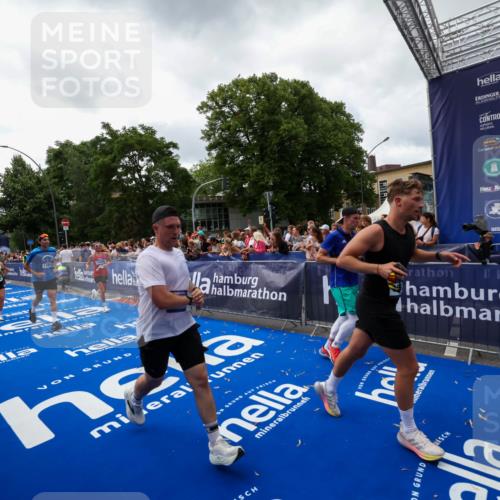 29.06.2025 - hella hamburg halbmarathon Zöllner http://msf.ph/oto/8414297 29.06.2025 10:48:17 Ziel 1914, 7599, 8916, 9544, 11211, 12685, 14192, 14797, 14814, 15590, 15629, 15973, 15981, 16269, 18963, 19127 meine-sportfotos.de