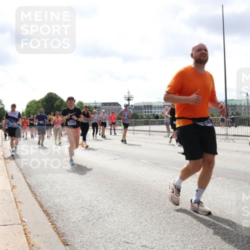 29.06.2025 - hella hamburg halbmarathon Lena Gebhardt http://msf.ph/oto/8414329 29.06.2025 10:42:08 Lombardsbrücke 3326, 1415, 1039, 1150, 1360, 1624, 1648, 1712, 1752, 1929, 1957, 2145, 2523, 2974, 3276, 3326, 3459, 3460, 3568, 3605, 4329, 4353, 4541, 4735, 4736, 4787, 4885, 4891, 4892, 5419, 5432, 5671, 5810, 6136, 6137, 6153, 6320, 6430, 6436, 6450, 6618, 6828, 6837, 6846, 6917, 7260, 7357, 7477, 7557, 7666, 7955, 7968, 8014, 8300, 8301, 8443, 8459, 8712, 8897, 8908, 9008, 9223, 9370, 9467, 9588, 10027, 10532, 10623 meine-sportfotos.de
