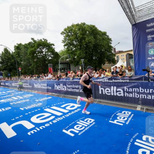 29.06.2025 - hella hamburg halbmarathon Zöllner http://msf.ph/oto/8414365 29.06.2025 10:25:05 Ziel 2483, 10867, 11078, 15483 meine-sportfotos.de