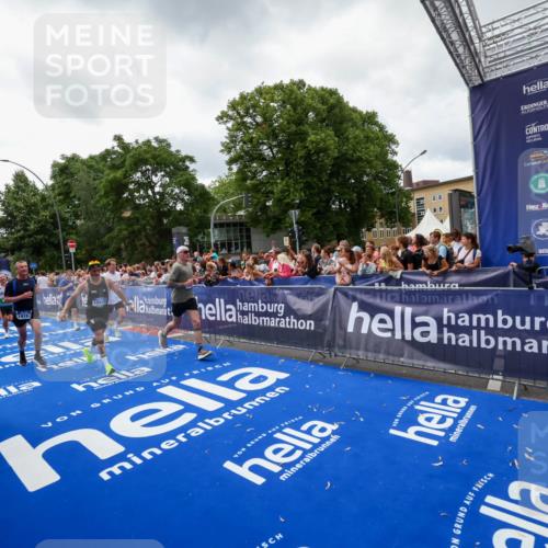 29.06.2025 - hella hamburg halbmarathon Zöllner http://msf.ph/oto/8414378 29.06.2025 10:48:21 Ziel 1537, 5129, 7367, 7599, 8916, 9770, 11211, 11467, 14797, 15629, 15735, 17745, 17982, 18963, 19127 meine-sportfotos.de