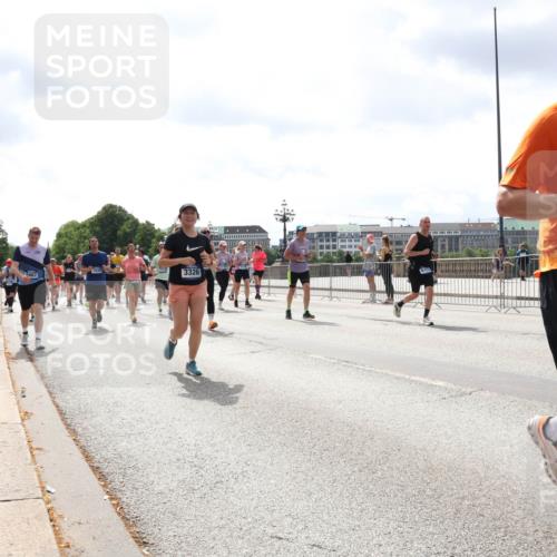 29.06.2025 - hella hamburg halbmarathon Lena Gebhardt http://msf.ph/oto/8414394 29.06.2025 10:42:08 Lombardsbrücke 1039, 1413, 3326, 1039, 1150, 1360, 1624, 1648, 1712, 1752, 1929, 1957, 2145, 2523, 2974, 3276, 3326, 3459, 3460, 3568, 3605, 4329, 4353, 4541, 4735, 4736, 4787, 4885, 4891, 4892, 5419, 5432, 5671, 5810, 6136, 6137, 6153, 6320, 6430, 6436, 6450, 6618, 6828, 6837, 6846, 6917, 7260, 7357, 7477, 7557, 7666, 7955, 7968, 8014, 8300, 8301, 8443, 8459, 8712, 8897, 8908, 9008, 9223, 9370, 9467, 9588, 10027, 10532, 10623 meine-sportfotos.de