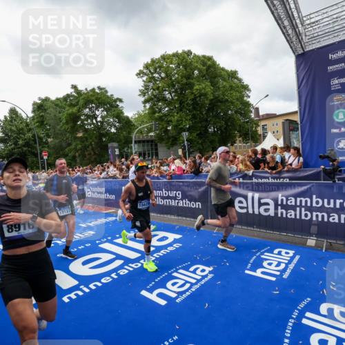 29.06.2025 - hella hamburg halbmarathon Zöllner http://msf.ph/oto/8414400 29.06.2025 10:48:22 Ziel 1537, 5129, 5528, 6923, 7367, 7599, 8216, 8916, 9770, 11211, 11467, 14797, 15629, 15735, 17745, 17982, 18963, 19127 meine-sportfotos.de