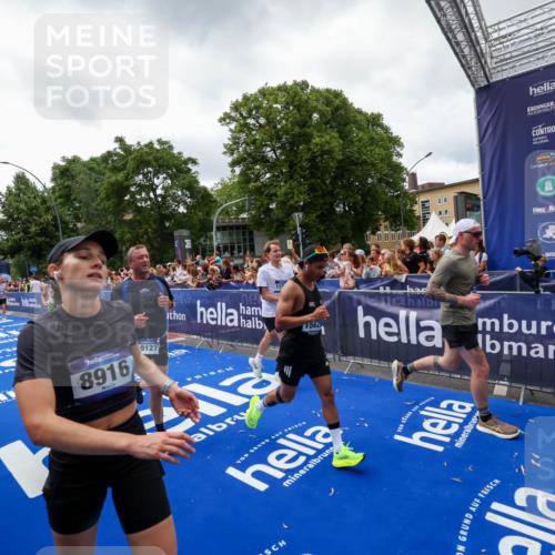 29.06.2025 - hella hamburg halbmarathon Zöllner http://msf.ph/oto/8414409 29.06.2025 10:48:22 Ziel 1537, 5129, 5528, 6923, 7367, 7599, 8216, 8916, 9770, 11211, 11467, 14797, 15629, 15735, 17745, 17982, 18963, 19127 meine-sportfotos.de