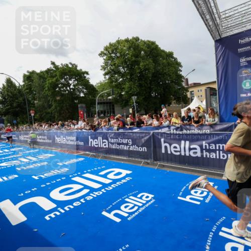 29.06.2025 - hella hamburg halbmarathon Zöllner http://msf.ph/oto/8414417 29.06.2025 10:25:09 Ziel 2483, 11078, 13913, 15483 meine-sportfotos.de