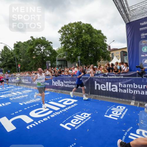 29.06.2025 - hella hamburg halbmarathon Zöllner http://msf.ph/oto/8414435 29.06.2025 10:48:23 Ziel 1537, 5129, 5528, 6923, 7367, 7599, 8216, 9770, 11211, 11467, 14797, 15629, 15735, 17745, 17982, 18963, 19127 meine-sportfotos.de