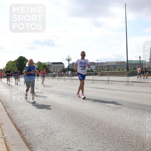 29.06.2025 - hella hamburg halbmarathon Lena Gebhardt http://msf.ph/oto/8414448 29.06.2025 10:04:56 Lombardsbrücke 1559, 1126, 1213, 1316, 1347, 1377, 1559, 2011, 2424, 2463, 2628, 2698, 2852, 3071, 3413, 3994, 4146, 4293, 4394, 4538, 4951, 5869, 6311, 6907, 6908, 7302, 7826, 8049, 8089, 8999, 9007, 9019, 10100, 10709, 10834, 11088, 11551, 11595, 12125, 12924, 13242, 13327, 13533, 13625, 13717, 14203, 15532, 16128, 16134, 16145, 16357, 16579, 16995, 17112, 17113, 17434, 17707, 17814, 17818, 18189 meine-sportfotos.de