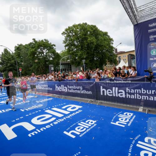 29.06.2025 - hella hamburg halbmarathon Zöllner http://msf.ph/oto/8414453 29.06.2025 10:48:25 Ziel 1537, 3747, 5129, 5362, 5528, 6081, 6923, 7367, 8216, 9262, 9770, 11467, 12549, 15735, 17745, 17982, 18790, 18923, 18963 meine-sportfotos.de
