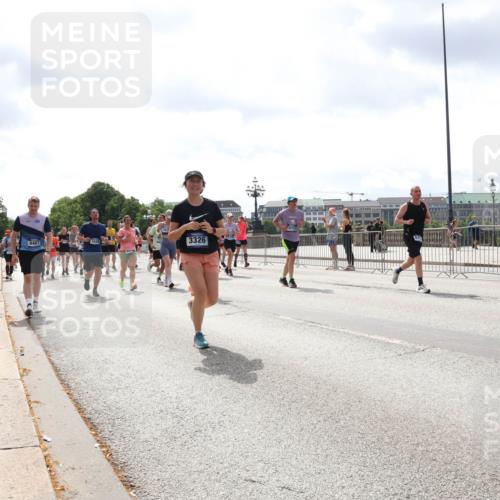 29.06.2025 - hella hamburg halbmarathon Lena Gebhardt http://msf.ph/oto/8414456 29.06.2025 10:42:08 Lombardsbrücke 9467, 3326, 1039, 1150, 1360, 1624, 1648, 1712, 1752, 1929, 1957, 2145, 2523, 2974, 3276, 3326, 3459, 3460, 3568, 3605, 4329, 4353, 4541, 4735, 4736, 4787, 4885, 4891, 4892, 5419, 5432, 5671, 5810, 6136, 6137, 6153, 6320, 6430, 6436, 6450, 6618, 6828, 6837, 6846, 6917, 7260, 7357, 7477, 7557, 7666, 7955, 7968, 8014, 8300, 8301, 8443, 8459, 8712, 8897, 8908, 9008, 9223, 9370, 9467, 9588, 10027, 10532, 10623 meine-sportfotos.de