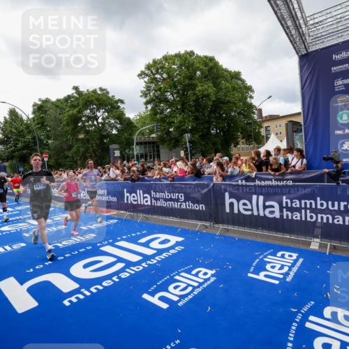 29.06.2025 - hella hamburg halbmarathon Zöllner http://msf.ph/oto/8414462 29.06.2025 10:48:25 Ziel 1537, 3747, 5129, 5362, 5528, 6081, 6923, 7367, 8216, 9262, 9770, 11467, 12549, 15735, 17745, 17982, 18790, 18923, 18963 meine-sportfotos.de