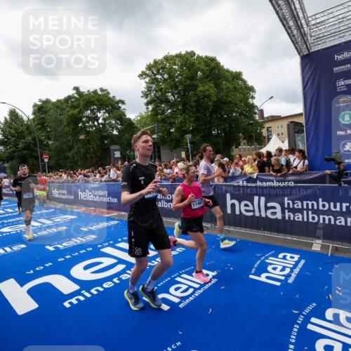 29.06.2025 - hella hamburg halbmarathon Zöllner http://msf.ph/oto/8414480 29.06.2025 10:48:26 Ziel 1537, 3747, 5129, 5362, 5528, 6081, 6923, 7367, 8216, 9262, 9770, 11467, 12549, 12840, 15735, 17745, 17855, 17982, 18790, 18923 meine-sportfotos.de