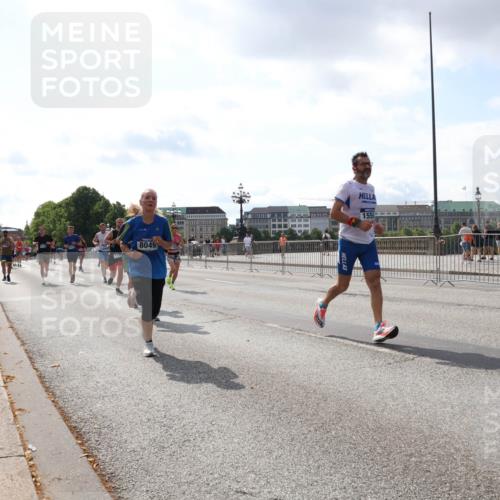29.06.2025 - hella hamburg halbmarathon Lena Gebhardt http://msf.ph/oto/8414484 29.06.2025 10:04:57 Lombardsbrücke 8049, 1559, 1126, 1213, 1316, 1347, 1377, 1559, 2011, 2424, 2463, 2628, 2698, 2852, 3071, 3413, 3994, 4146, 4220, 4293, 4394, 4538, 4951, 5869, 6311, 6907, 6908, 7302, 7826, 8049, 8089, 8999, 9007, 9019, 10100, 10709, 10834, 11088, 11551, 11595, 12125, 12924, 13242, 13327, 13533, 13625, 13717, 14203, 15532, 16128, 16134, 16145, 16357, 16579, 16995, 17112, 17113, 17434, 17707, 17814, 17818, 18189 meine-sportfotos.de