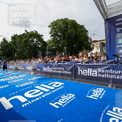 29.06.2025 - hella hamburg halbmarathon Zöllner http://msf.ph/oto/8414488 29.06.2025 10:25:16 Ziel 8376, 11994, 13913, 14113, 16484 meine-sportfotos.de