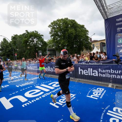 29.06.2025 - hella hamburg halbmarathon Zöllner http://msf.ph/oto/8414515 29.06.2025 10:48:28 Ziel 1537, 3747, 5129, 5362, 5528, 6081, 6923, 7367, 8216, 9262, 11451, 12549, 12840, 13962, 14990, 17745, 17855, 17982, 18790, 18923 meine-sportfotos.de